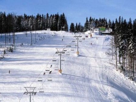 Skijanje Slovenija Rogla pogled na stazu i zicaru